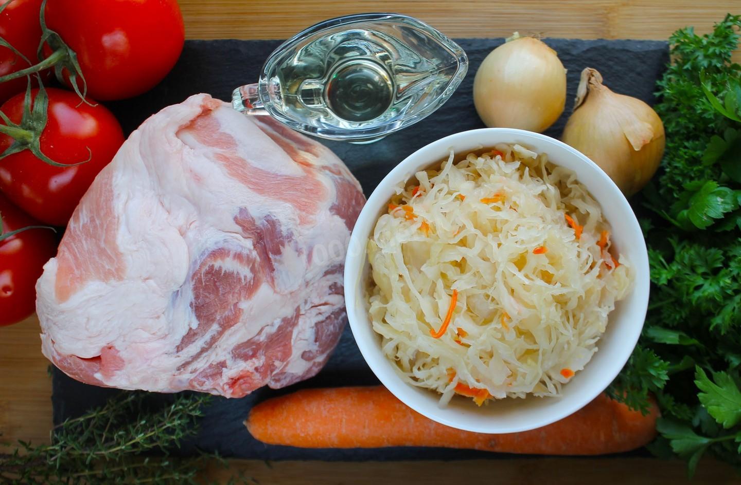 Шаг 1 приготовления Квашеная капуста с мясом тушеная в мультиварке
