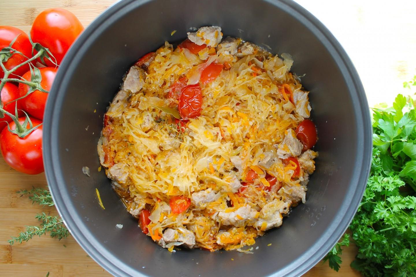 Шаг 10 приготовления Квашеная капуста с мясом тушеная в мультиварке
