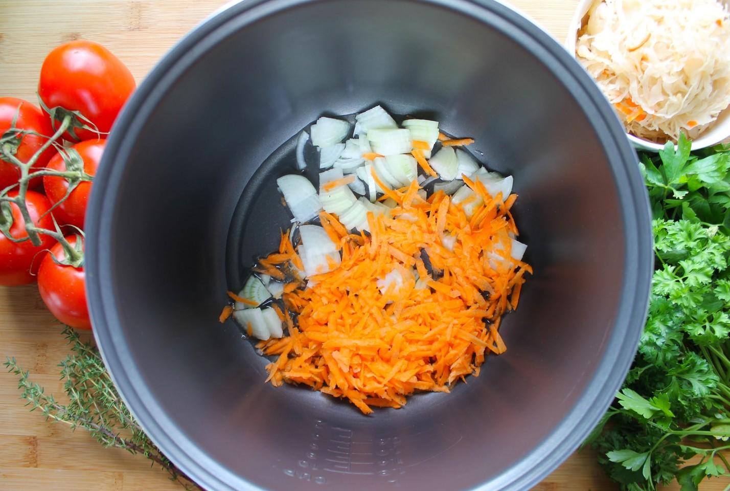 Шаг 4 приготовления Квашеная капуста с мясом тушеная в мультиварке