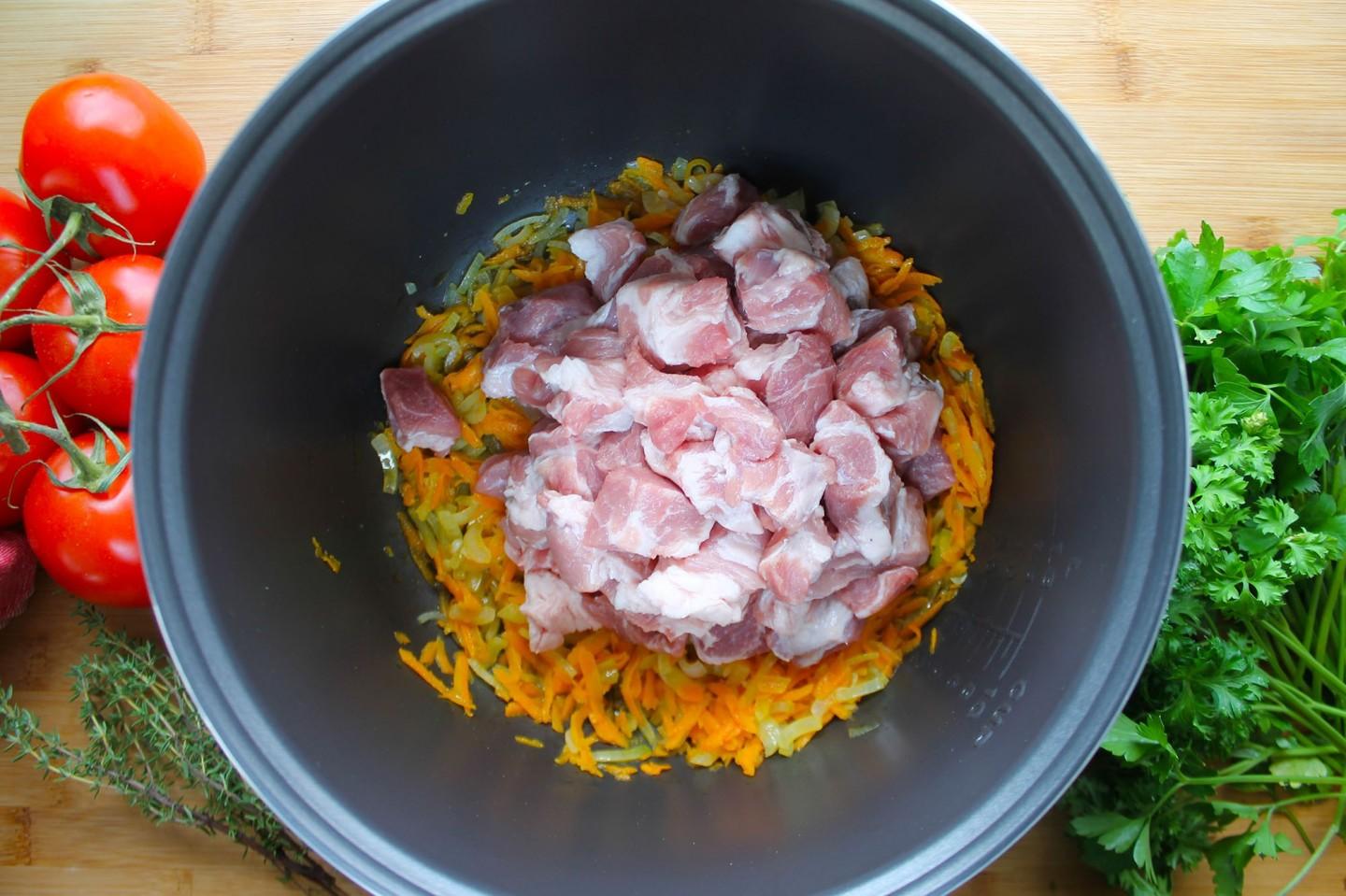 Шаг 5 приготовления Квашеная капуста с мясом тушеная в мультиварке