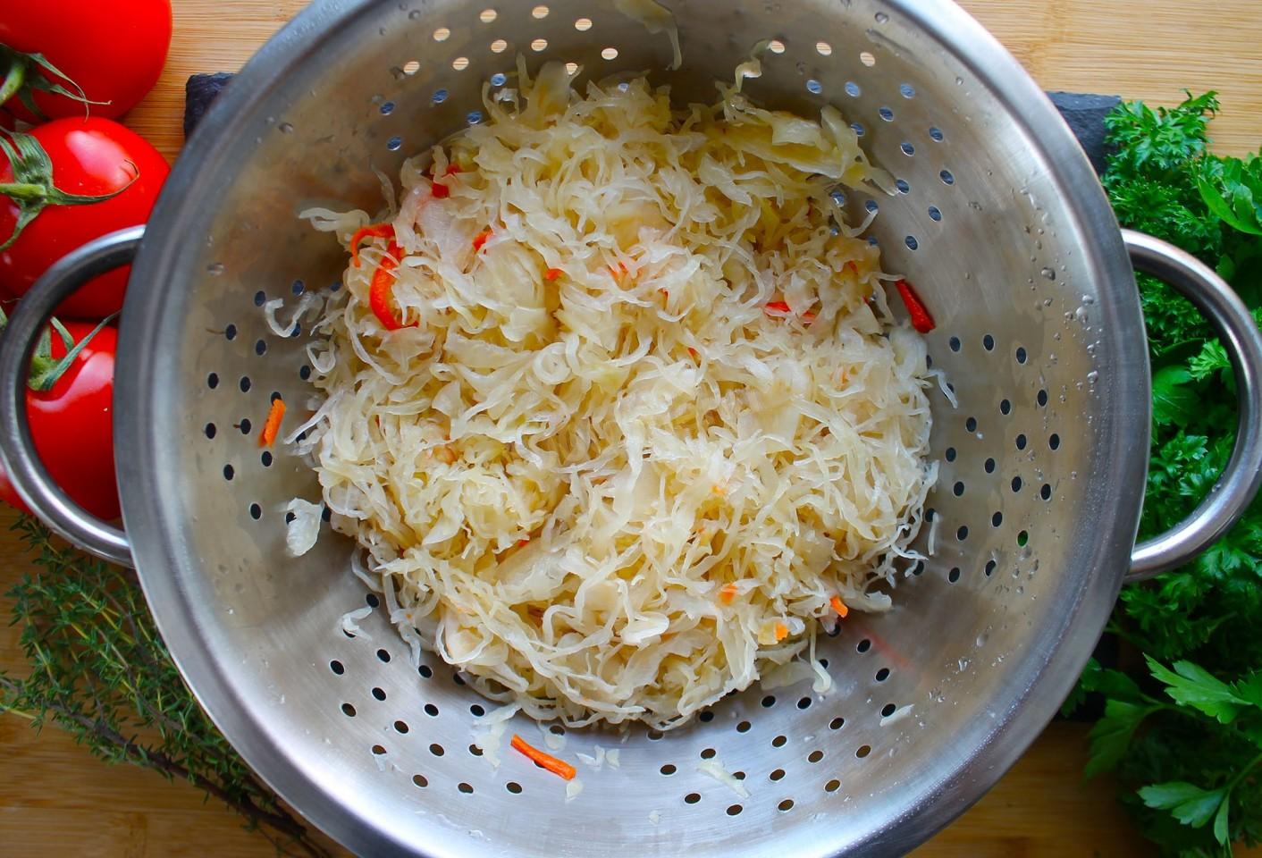 Шаг 6 приготовления Квашеная капуста с мясом тушеная в мультиварке