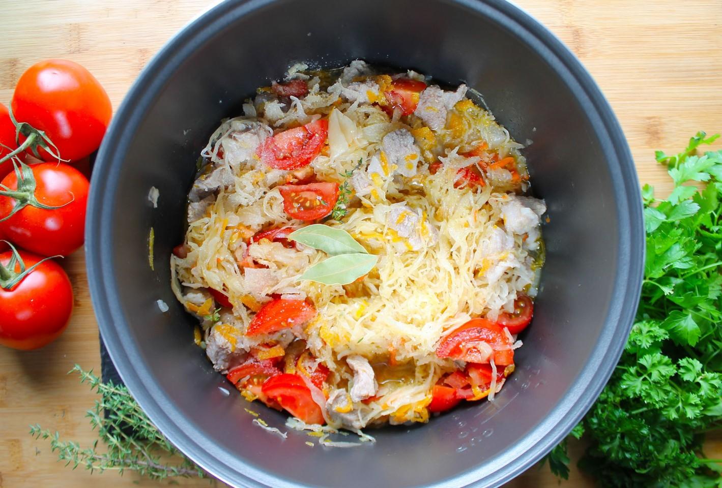Шаг 9 приготовления Квашеная капуста с мясом тушеная в мультиварке