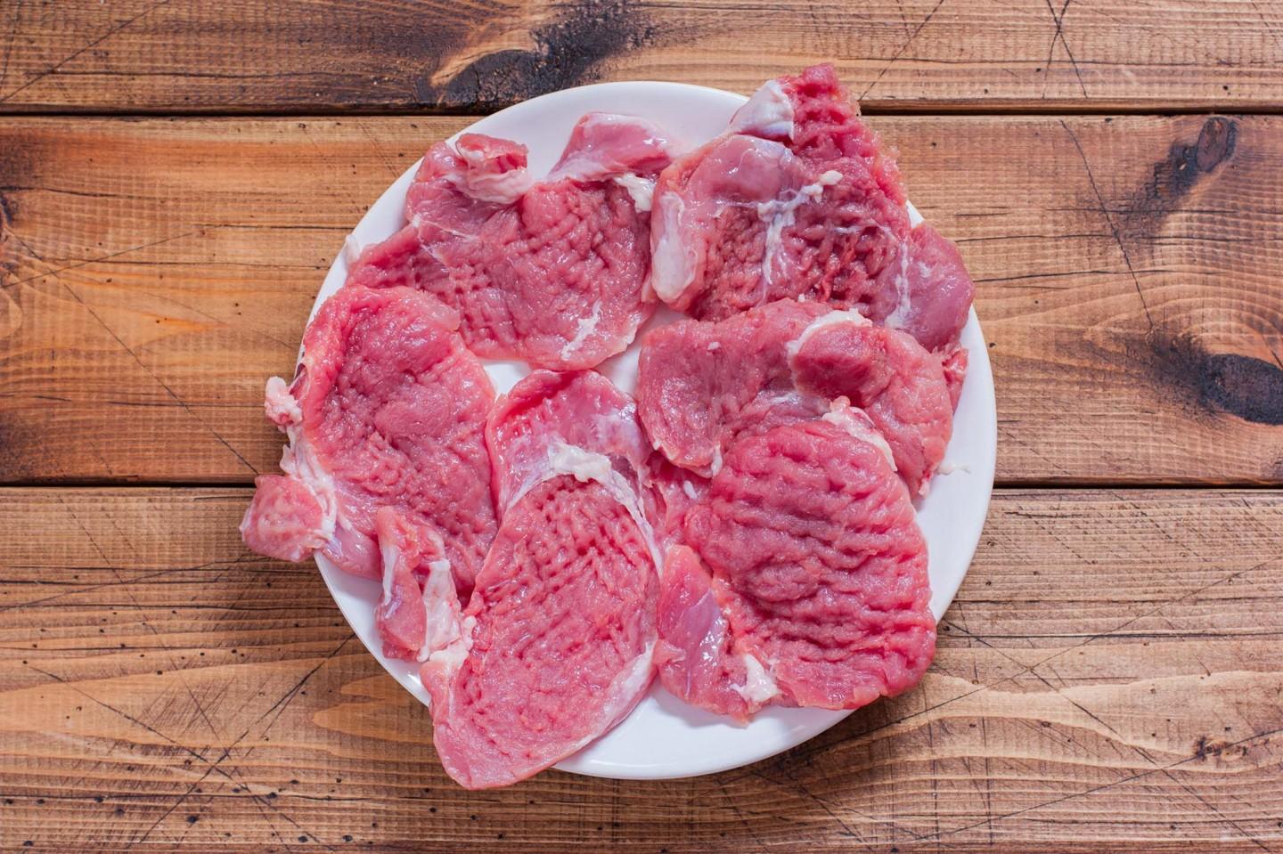 Шаг 2 приготовления Мясо по французски с ананасами в духовке
