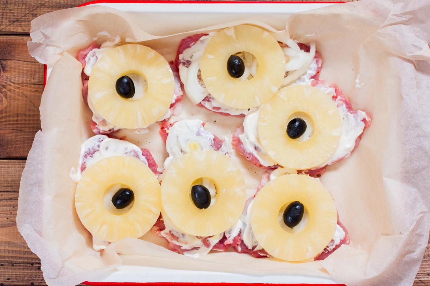 Шаг 6 приготовления Мясо по французски с ананасами в духовке