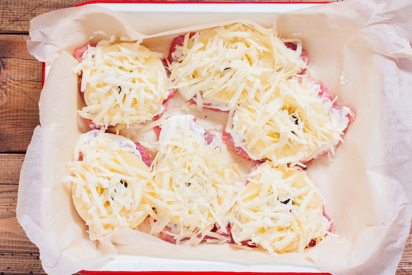 Шаг 7 приготовления Мясо по французски с ананасами в духовке