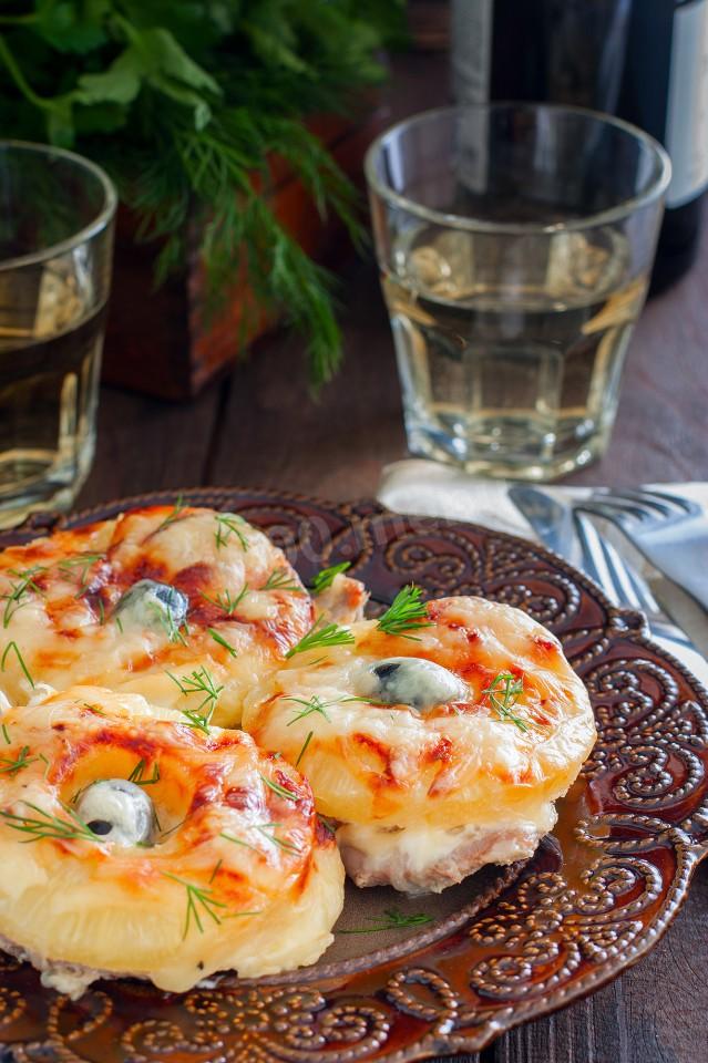 Шаг 8 приготовления Мясо по французски с ананасами в духовке