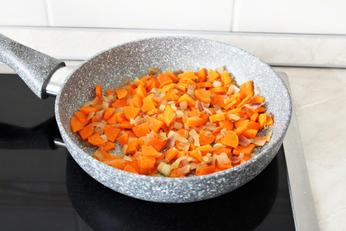 Шаг 6 приготовления Гречка с грибами морковью и луком