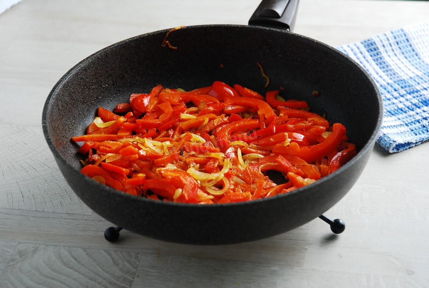 Шаг 13 приготовления Фунчоза с курицей и грибами