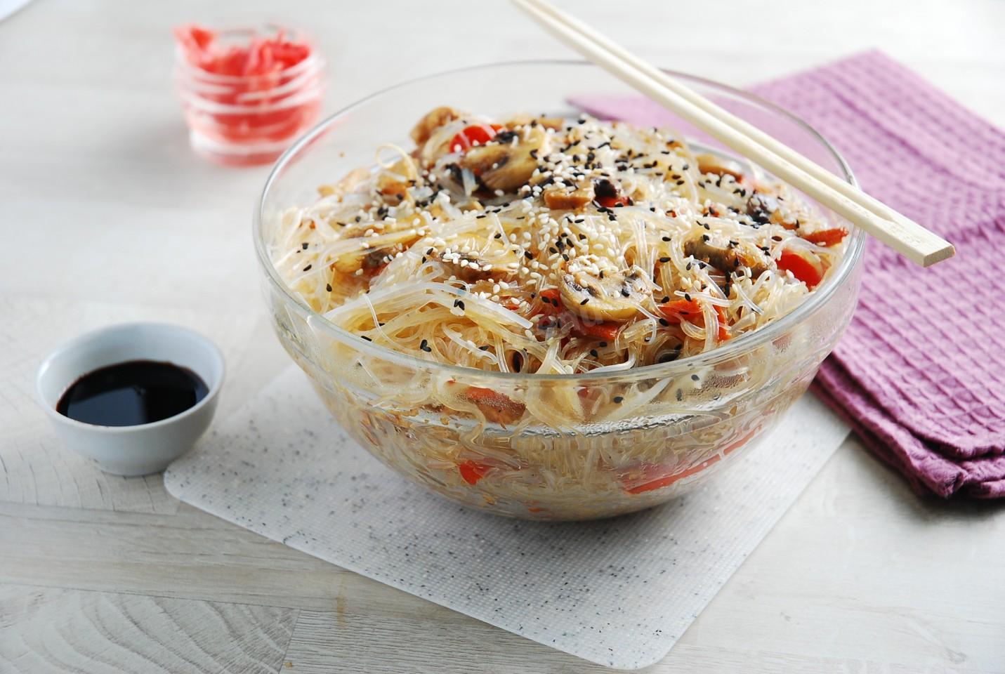 Шаг 15 приготовления Фунчоза с курицей и грибами