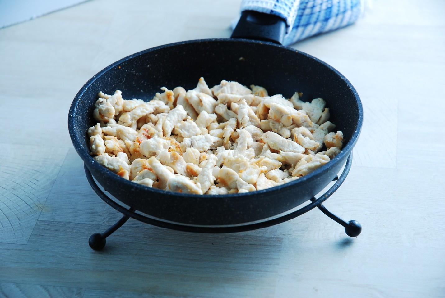 Шаг 3 приготовления Фунчоза с курицей и грибами