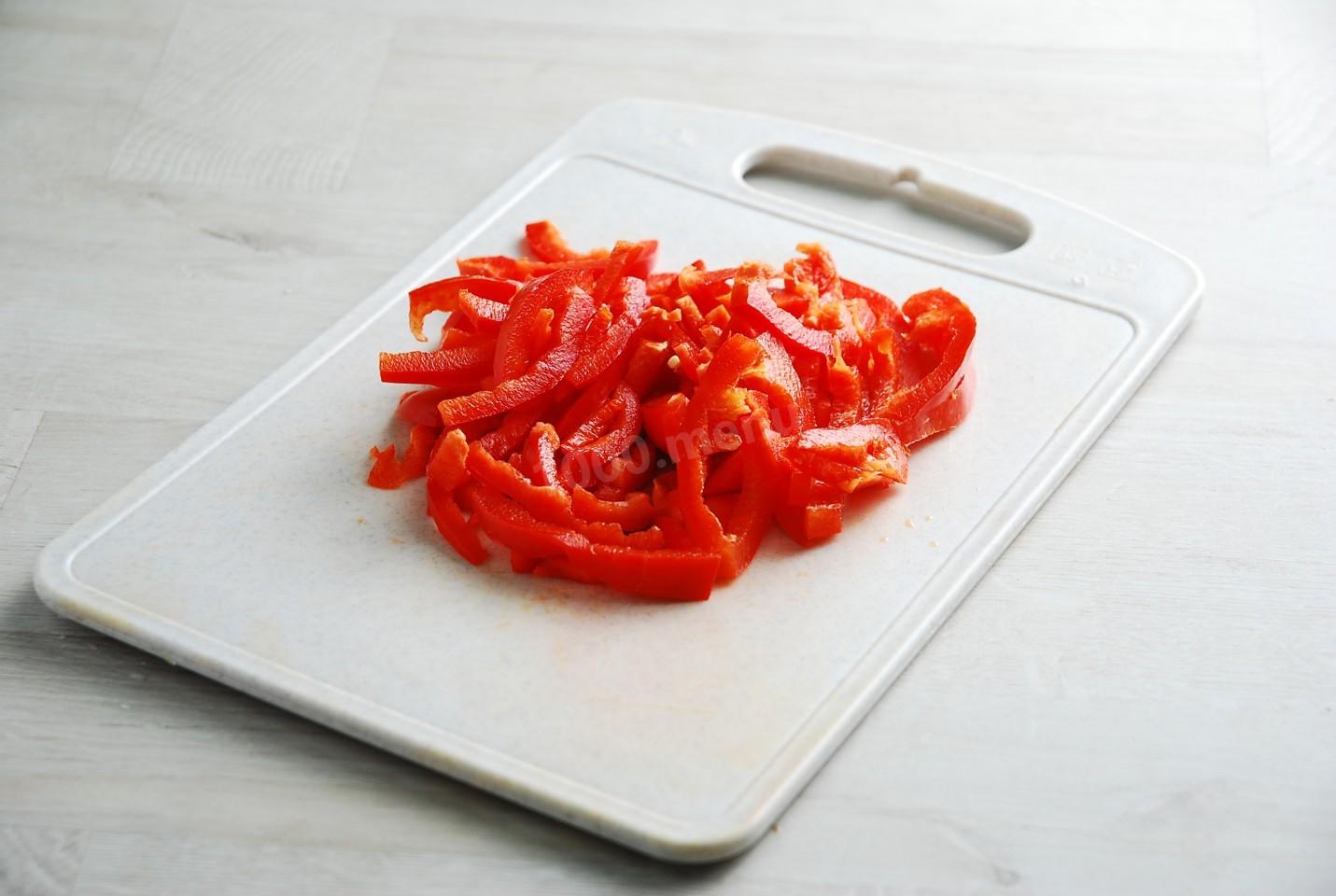 Шаг 8 приготовления Фунчоза с курицей и грибами