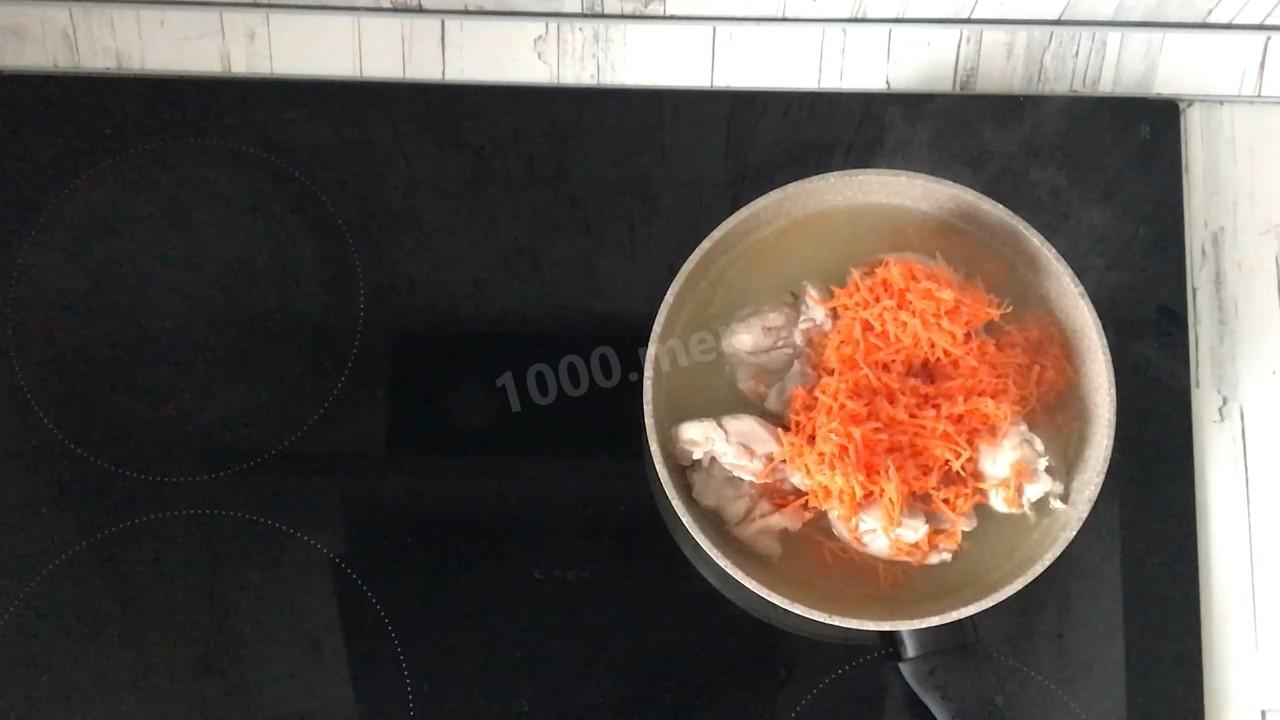 Шаг 5 приготовления Курица тушеная с морковью