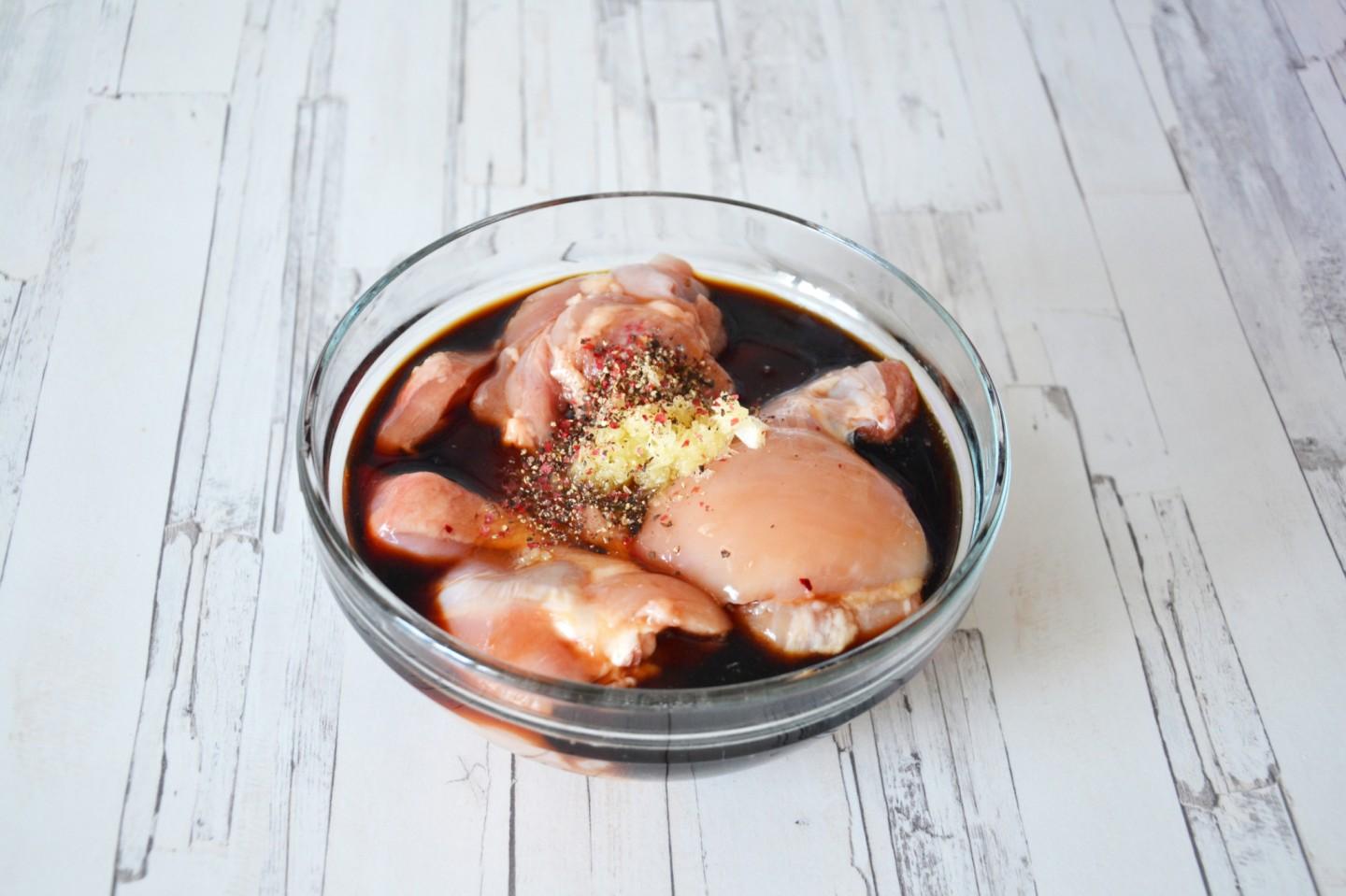 Шаг 4 приготовления Куриные бедра без кости в духовке