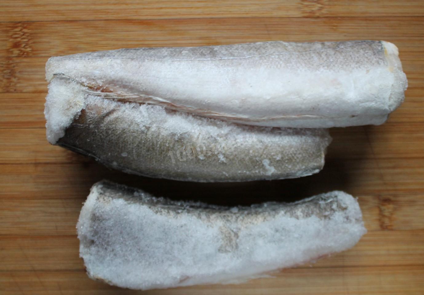 Шаг 1 приготовления Хек тушёный с луком, морковью и овощами на сковороде