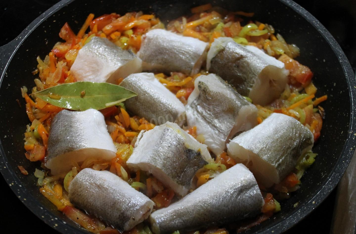 Шаг 10 приготовления Хек тушёный с луком, морковью и овощами на сковороде