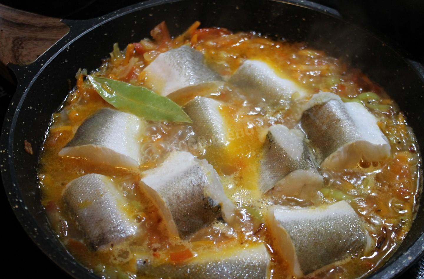 Шаг 11 приготовления Хек тушёный с луком, морковью и овощами на сковороде