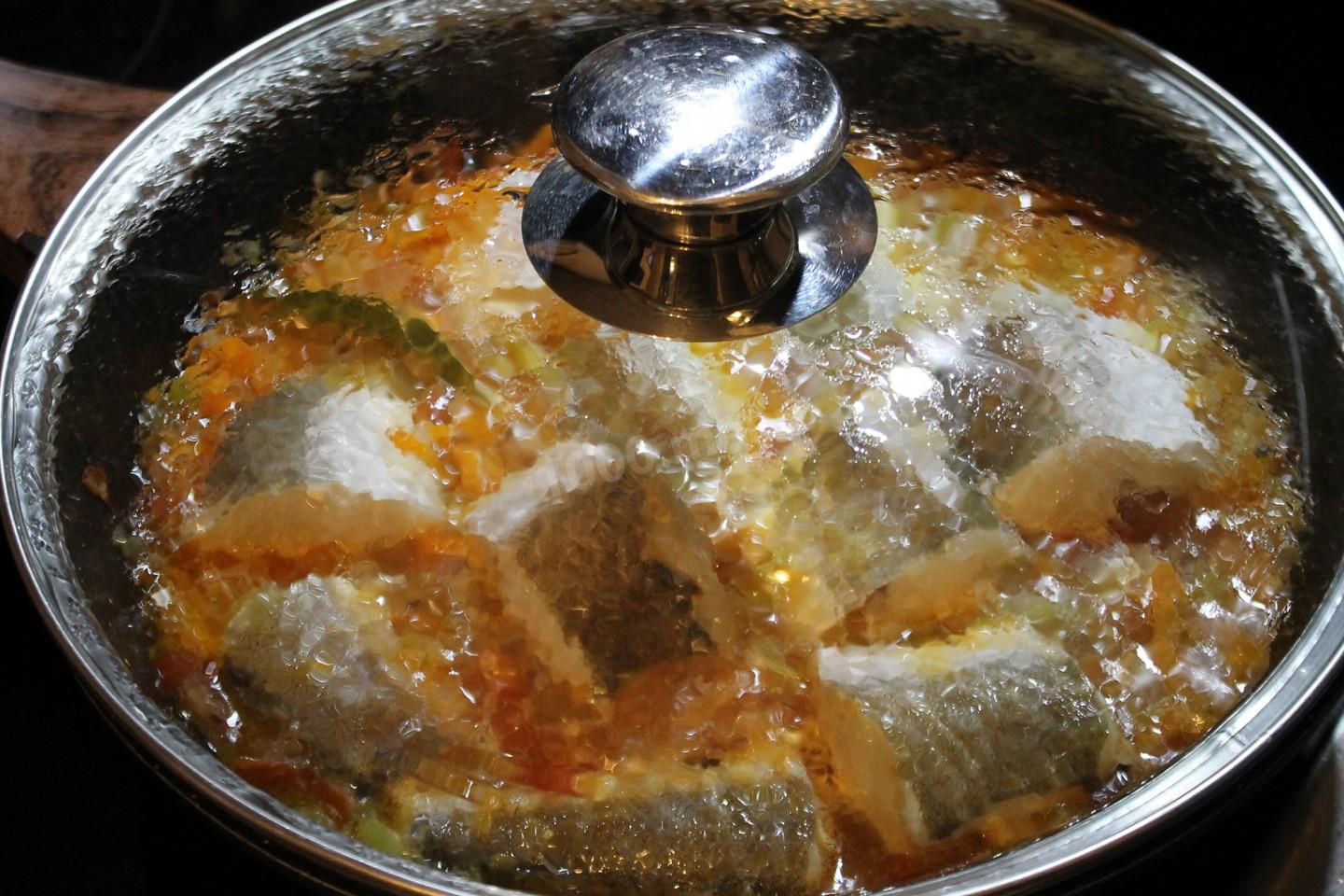 Шаг 12 приготовления Хек тушёный с луком, морковью и овощами на сковороде