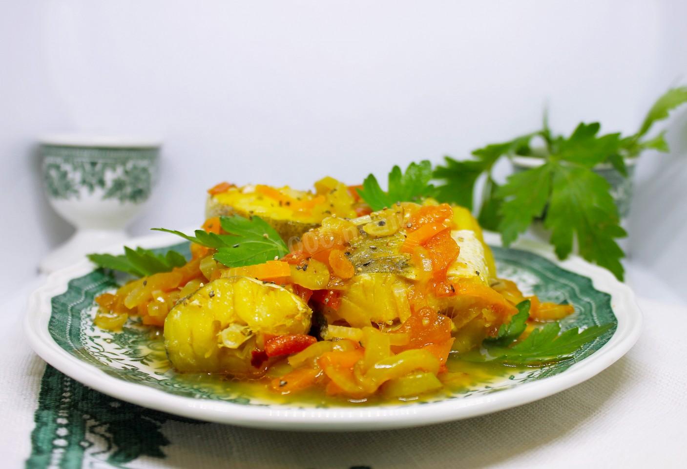 Шаг 13 приготовления Хек тушёный с луком, морковью и овощами на сковороде