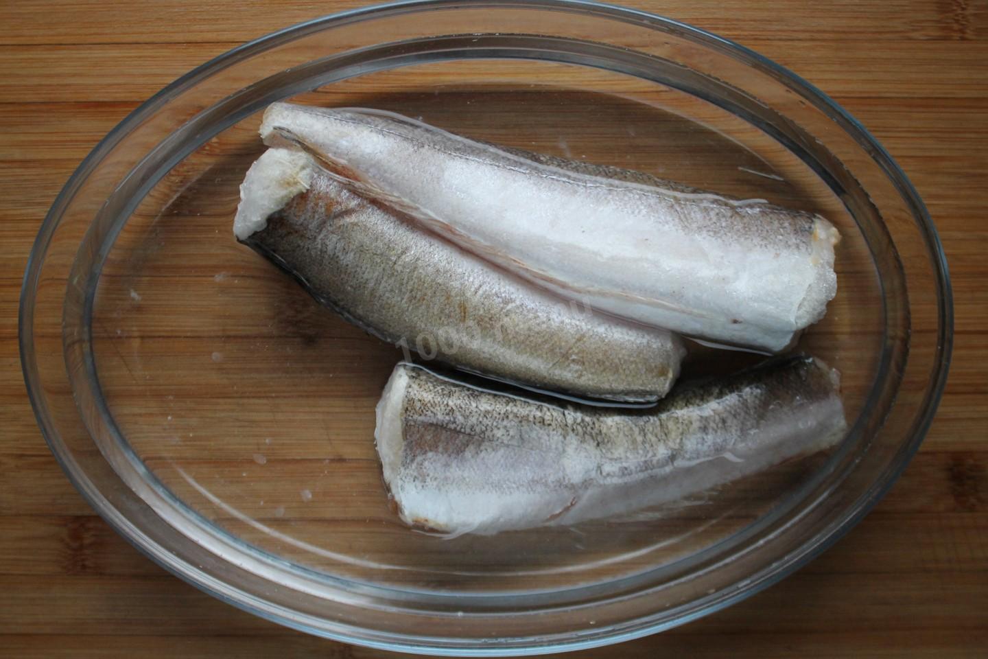 Шаг 2 приготовления Хек тушёный с луком, морковью и овощами на сковороде