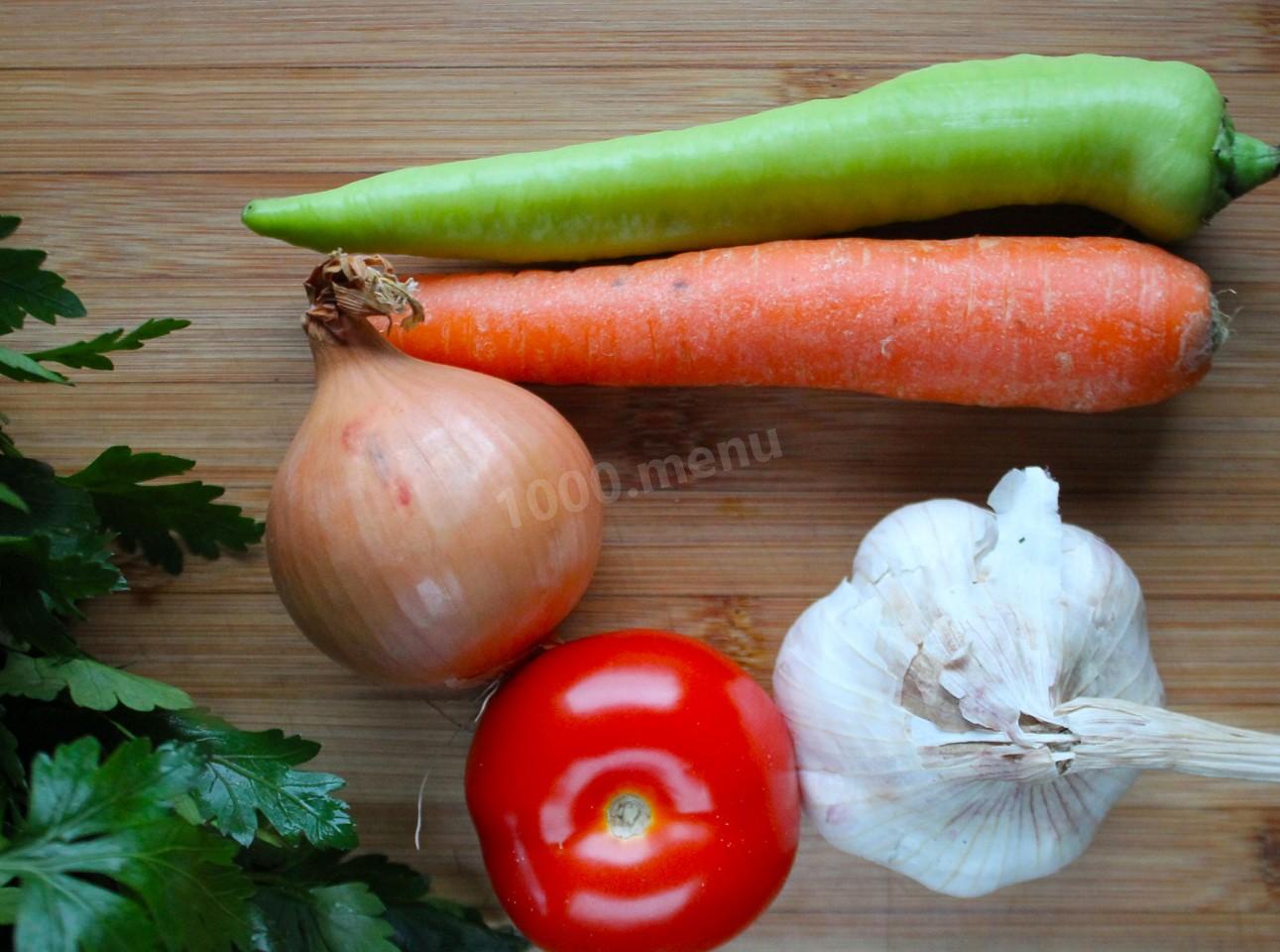 Шаг 3 приготовления Хек тушёный с луком, морковью и овощами на сковороде