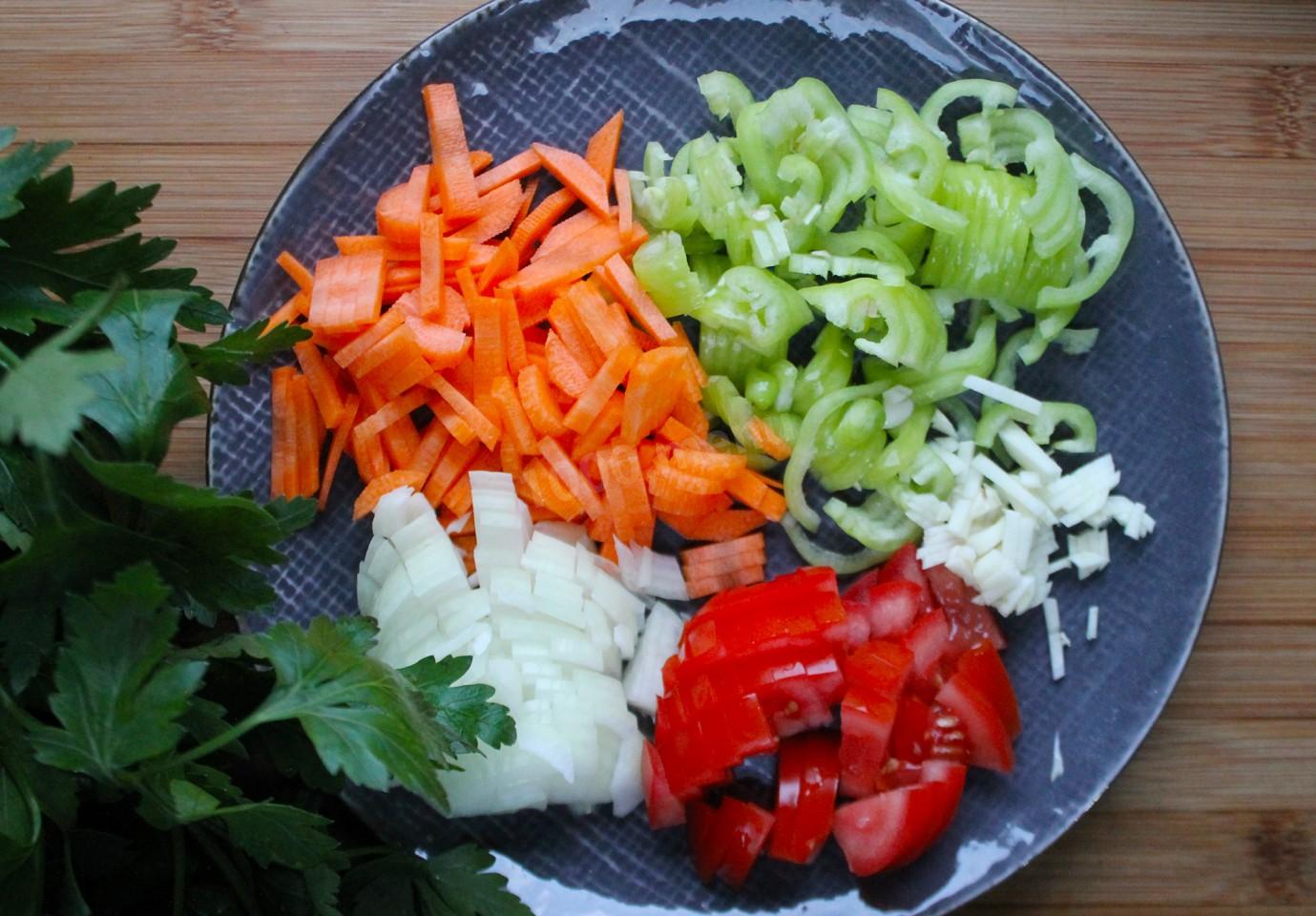 Шаг 5 приготовления Хек тушёный с луком, морковью и овощами на сковороде