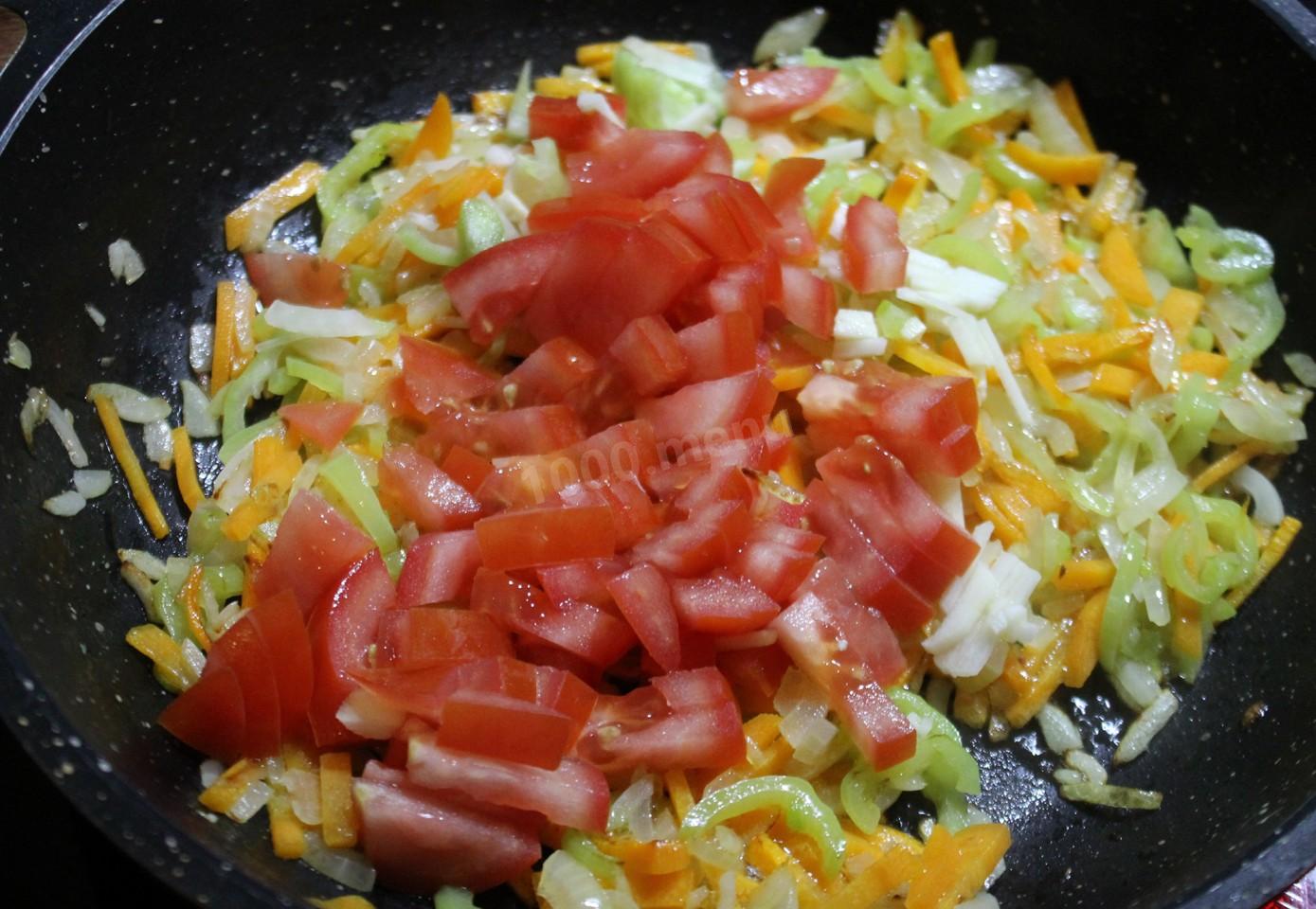 Шаг 8 приготовления Хек тушёный с луком, морковью и овощами на сковороде