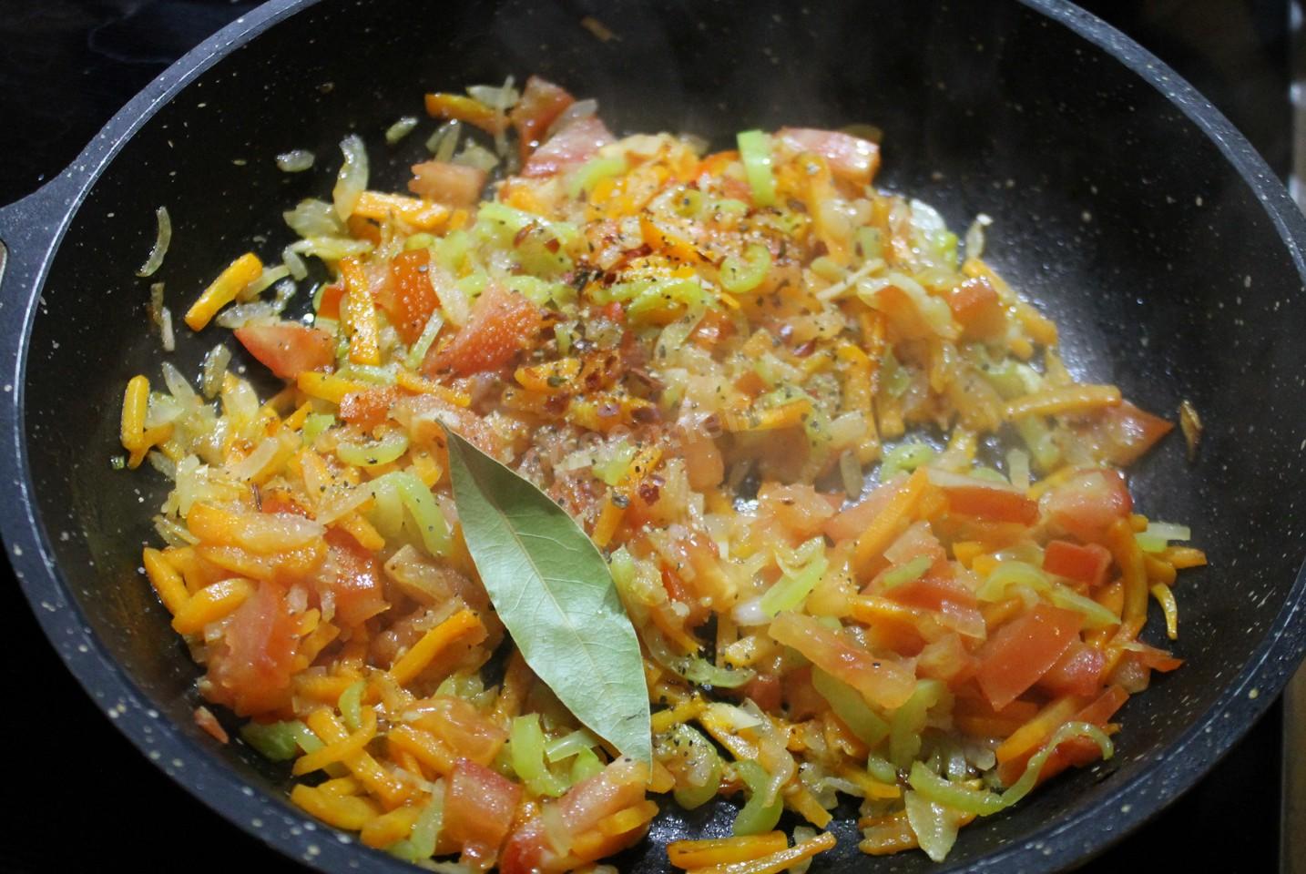 Шаг 9 приготовления Хек тушёный с луком, морковью и овощами на сковороде