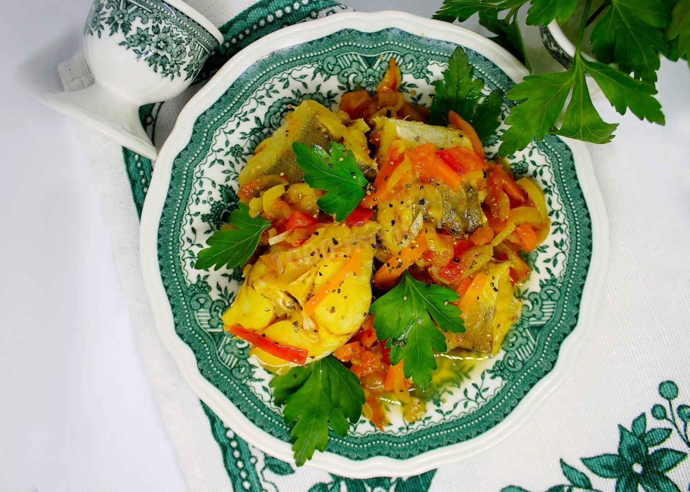 Обложка рецепта Хек тушёный с луком, морковью и овощами на сковороде