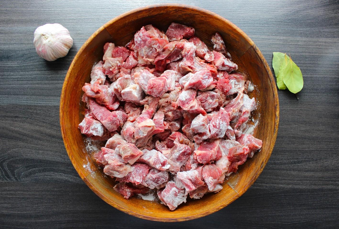 Шаг 2 приготовления Говядина с квашеной капустой тушеная