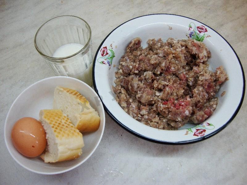Шаг 1 приготовления Котлеты из фарша в мультиварке