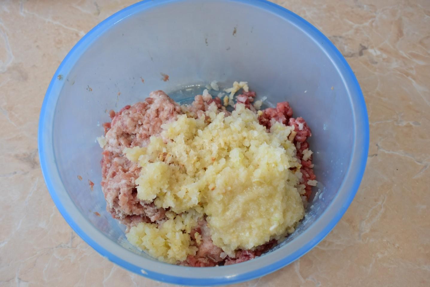 Шаг 2 приготовления Мясные котлеты из фарша на сковороде