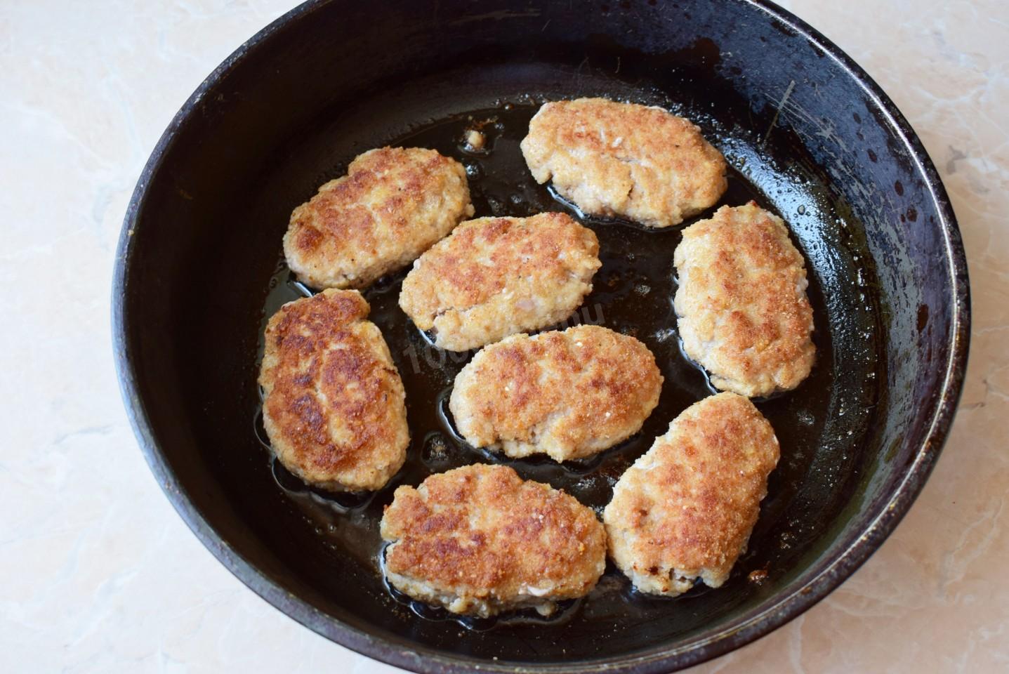 Шаг 5 приготовления Мясные котлеты из фарша на сковороде