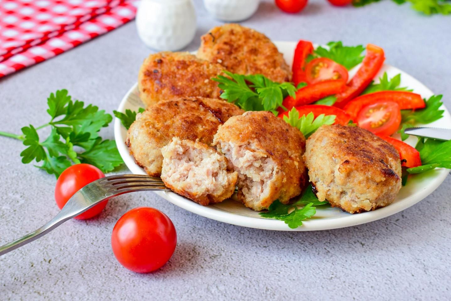Шаг 6 приготовления Мясные котлеты из фарша на сковороде