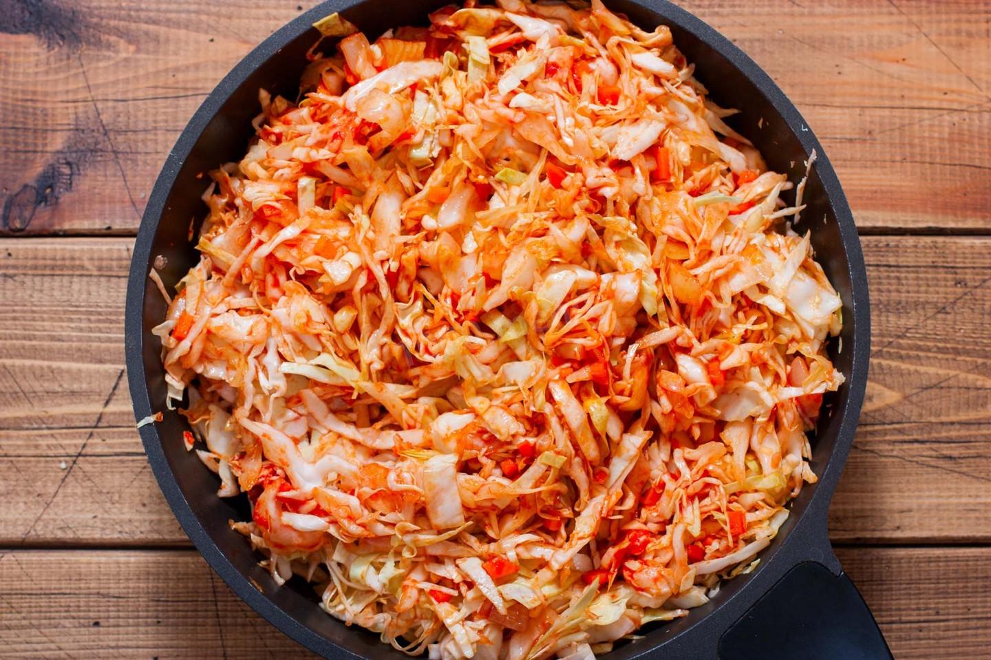 Шаг 3 приготовления Свиная рулька с капустой