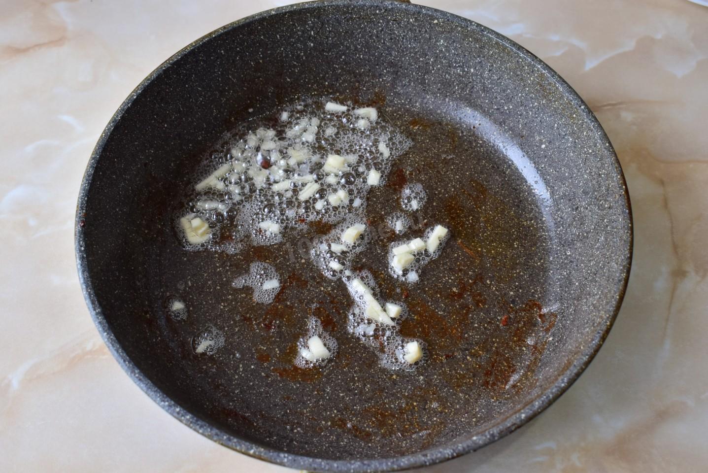 Шаг 5 приготовления Макароны с беконом и сыром на сковороде