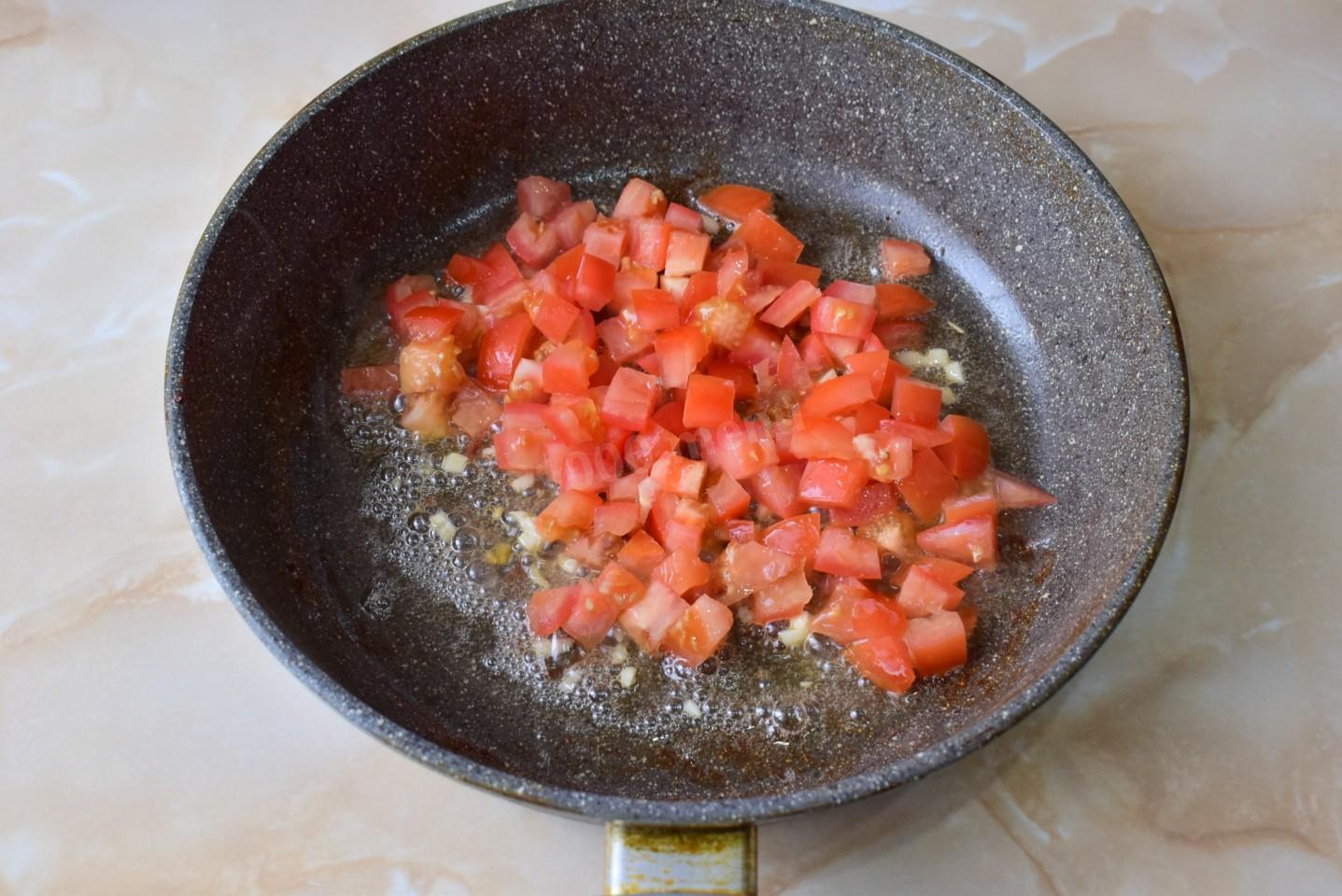 Шаг 7 приготовления Макароны с беконом и сыром на сковороде