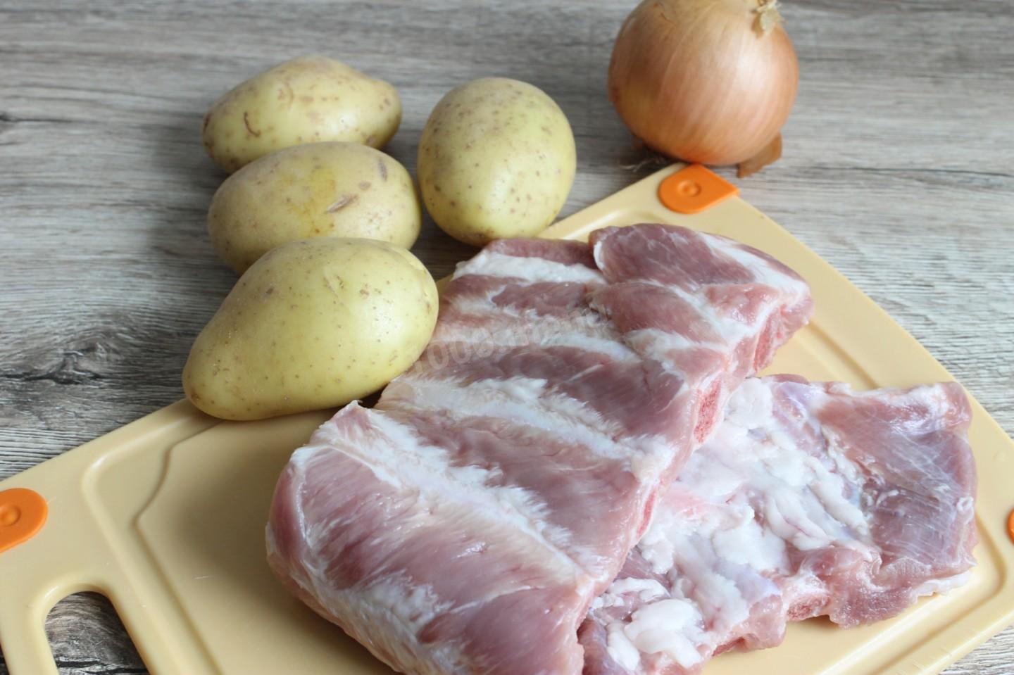 Шаг 1 приготовления Свиные ребрышки с картошкой в рукаве