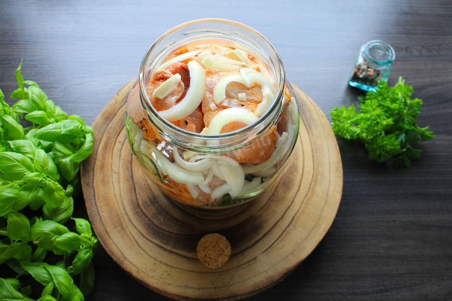 Шаг 10 приготовления Курица в банке в собственном соку