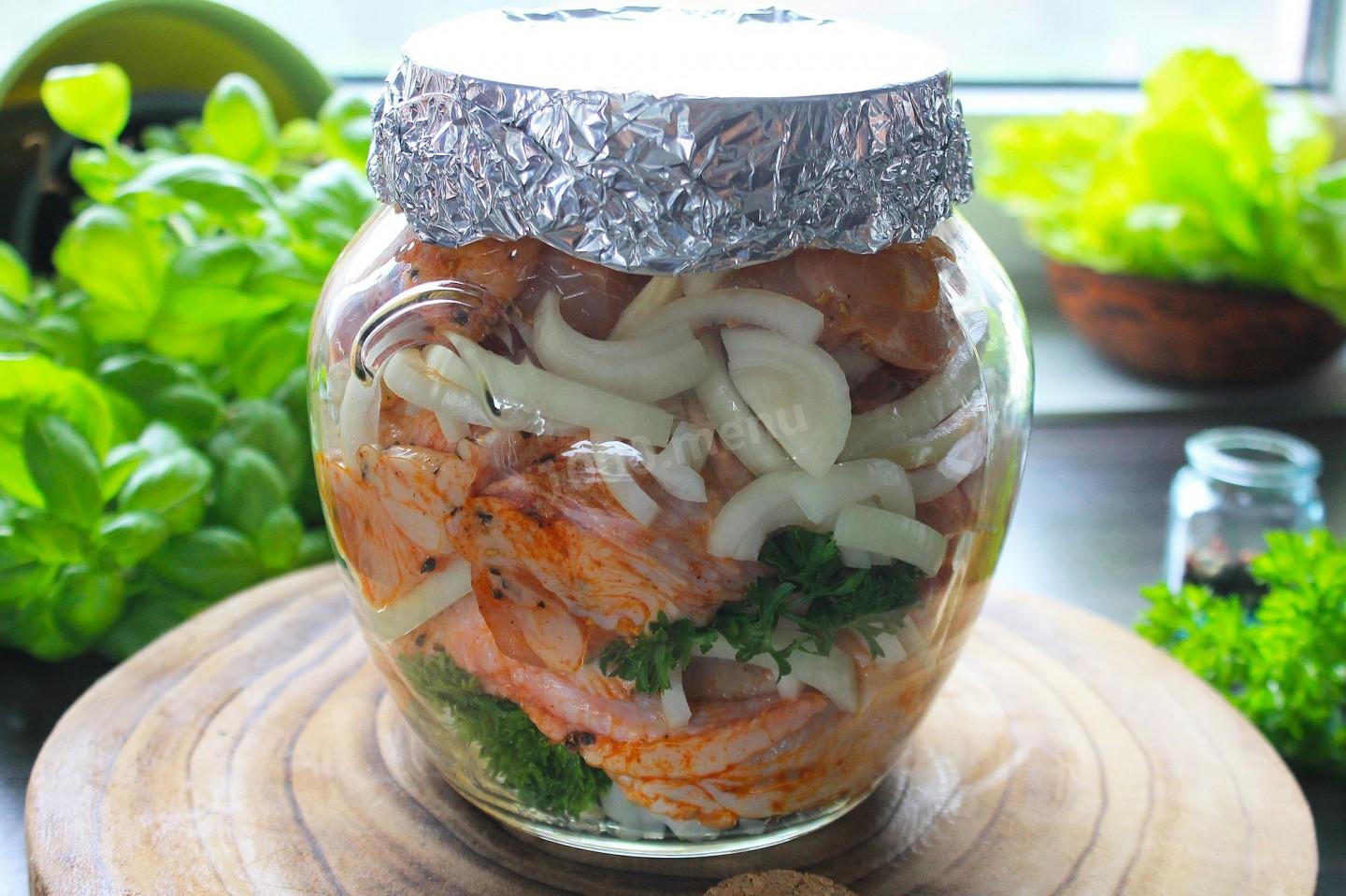 Шаг 11 приготовления Курица в банке в собственном соку