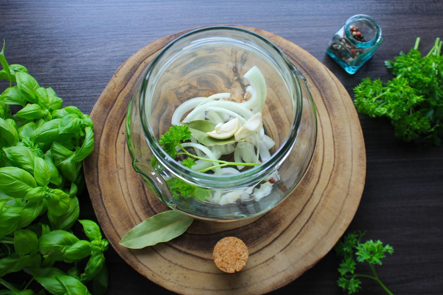 Шаг 7 приготовления Курица в банке в собственном соку