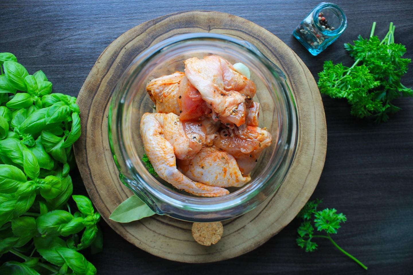 Шаг 8 приготовления Курица в банке в собственном соку