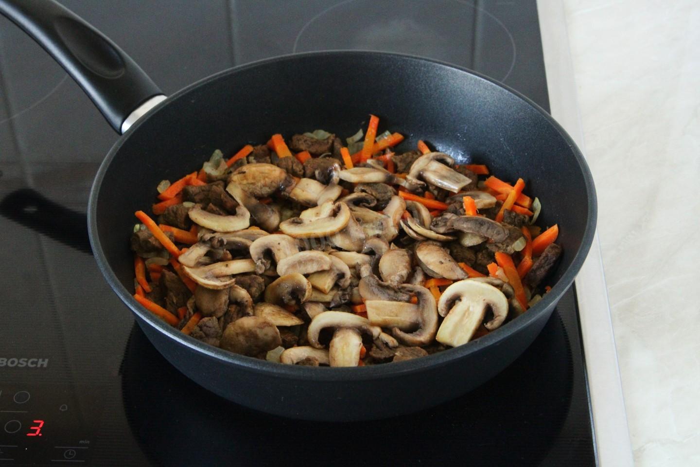 Шаг 10 приготовления Гречка с мясом и грибами на сковороде