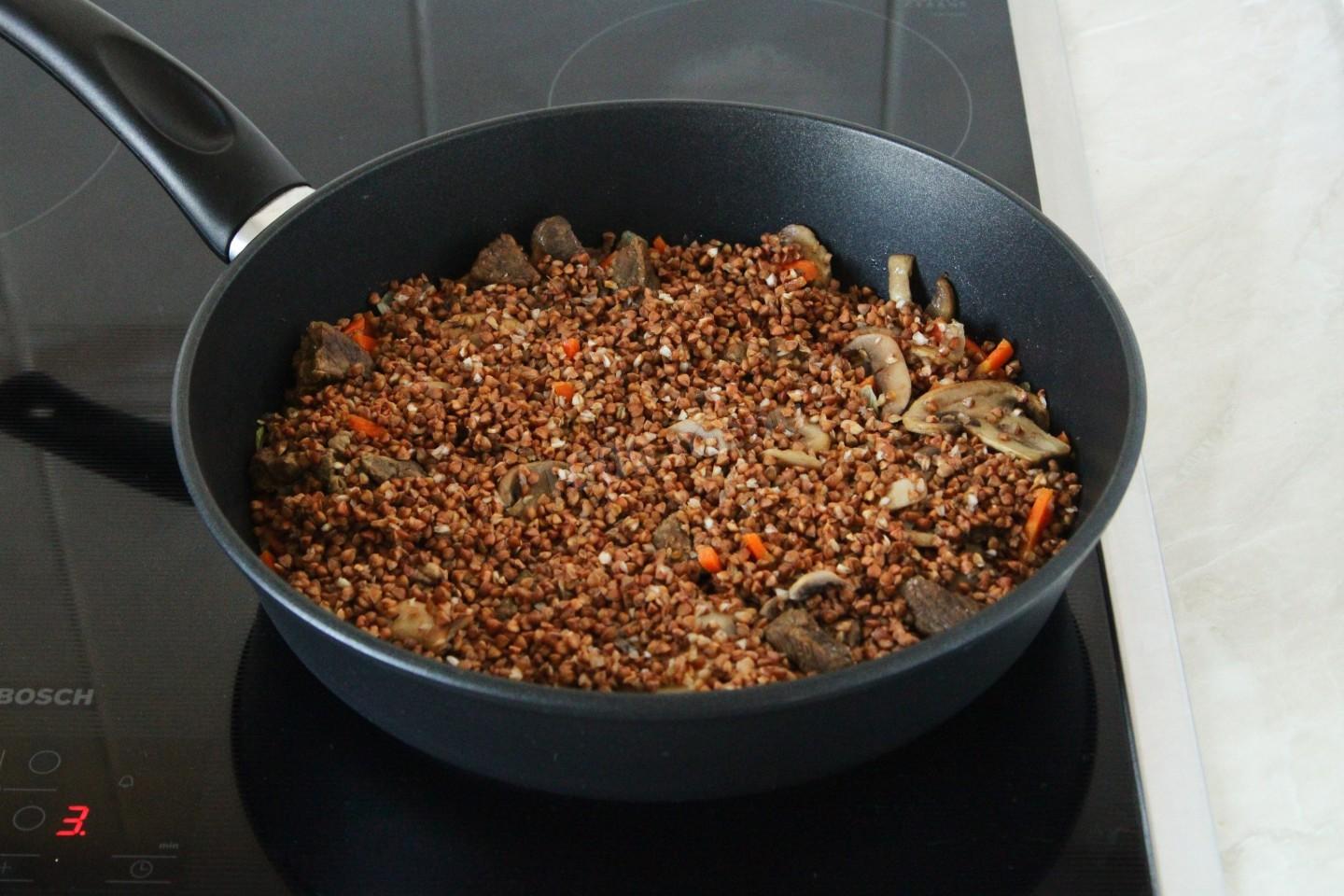 Шаг 11 приготовления Гречка с мясом и грибами на сковороде