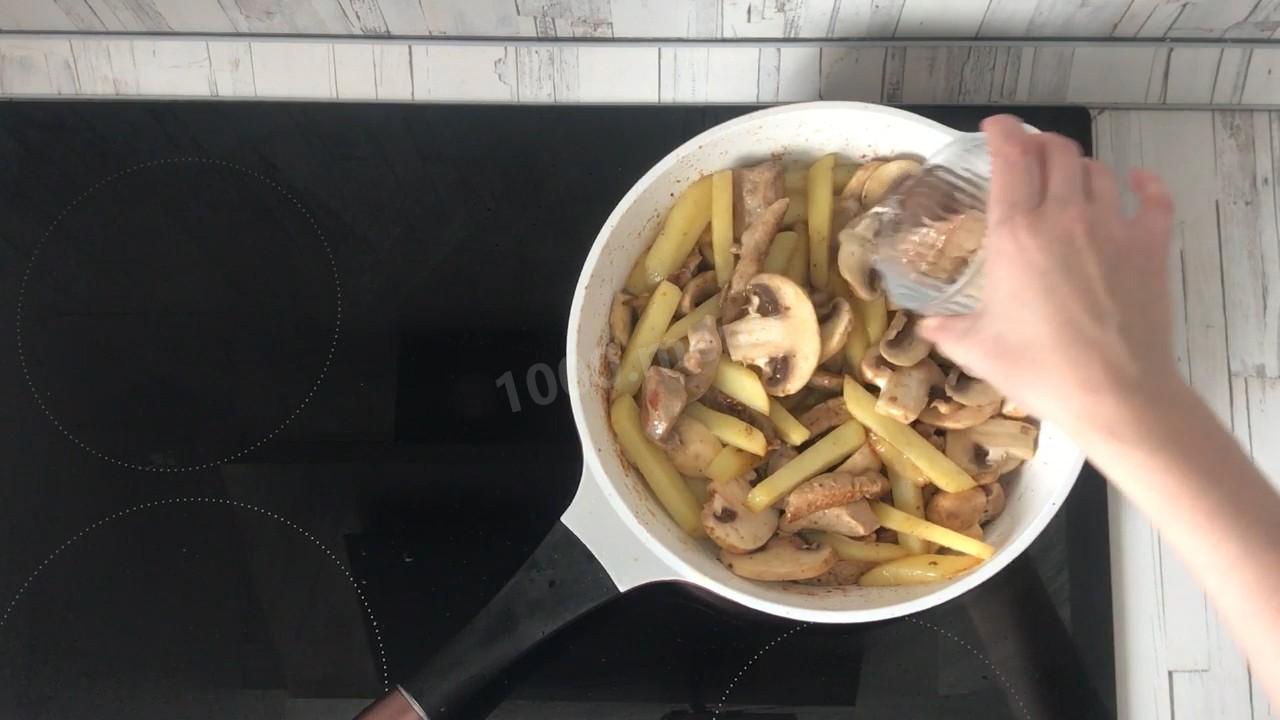 Шаг 8 приготовления Тушеная картошка с мясом и грибами