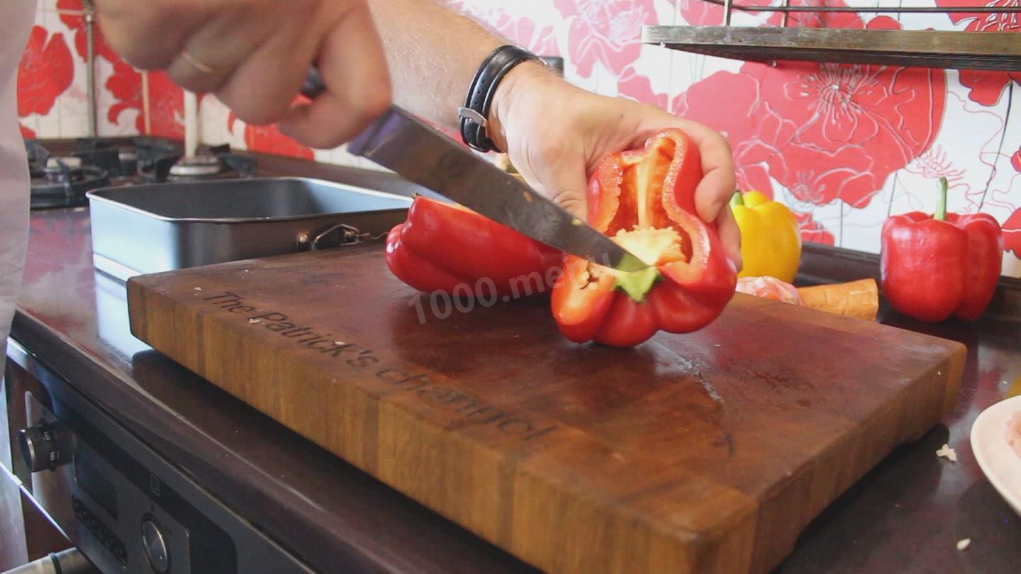 Шаг 1 приготовления Яичница в болгарском перце