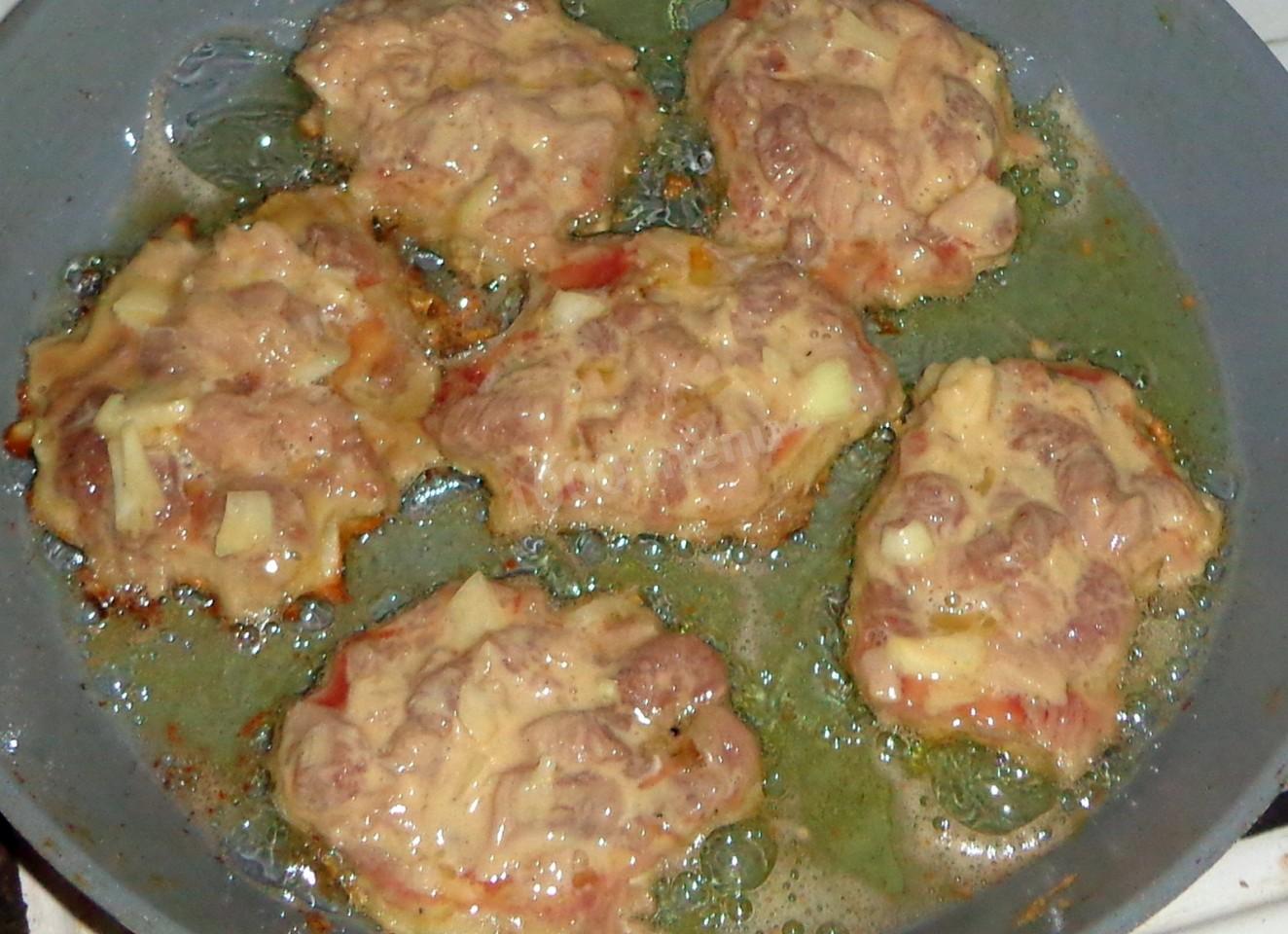Шаг 9 приготовления Мясные оладьи на сковороде