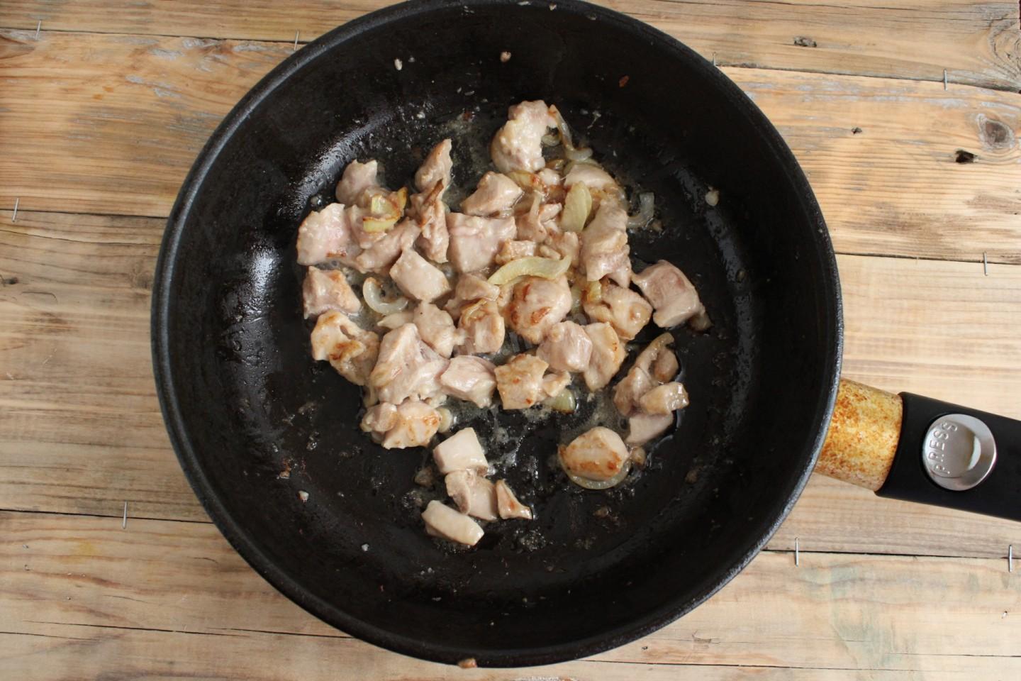 Шаг 4 приготовления Паприкаш из курицы