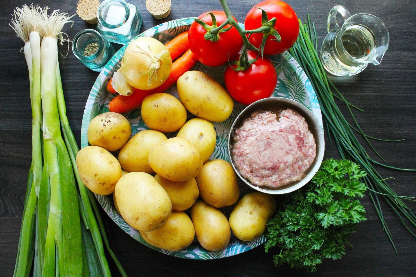 Шаг 1 приготовления Картошка с тушенкой в казане на плите