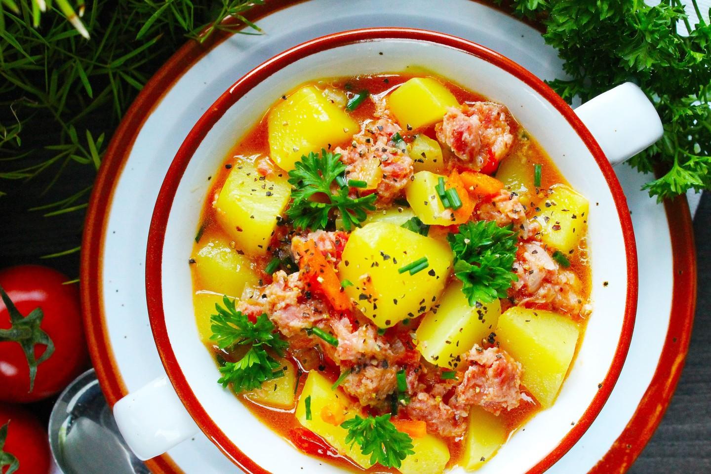Шаг 10 приготовления Картошка с тушенкой в казане на плите