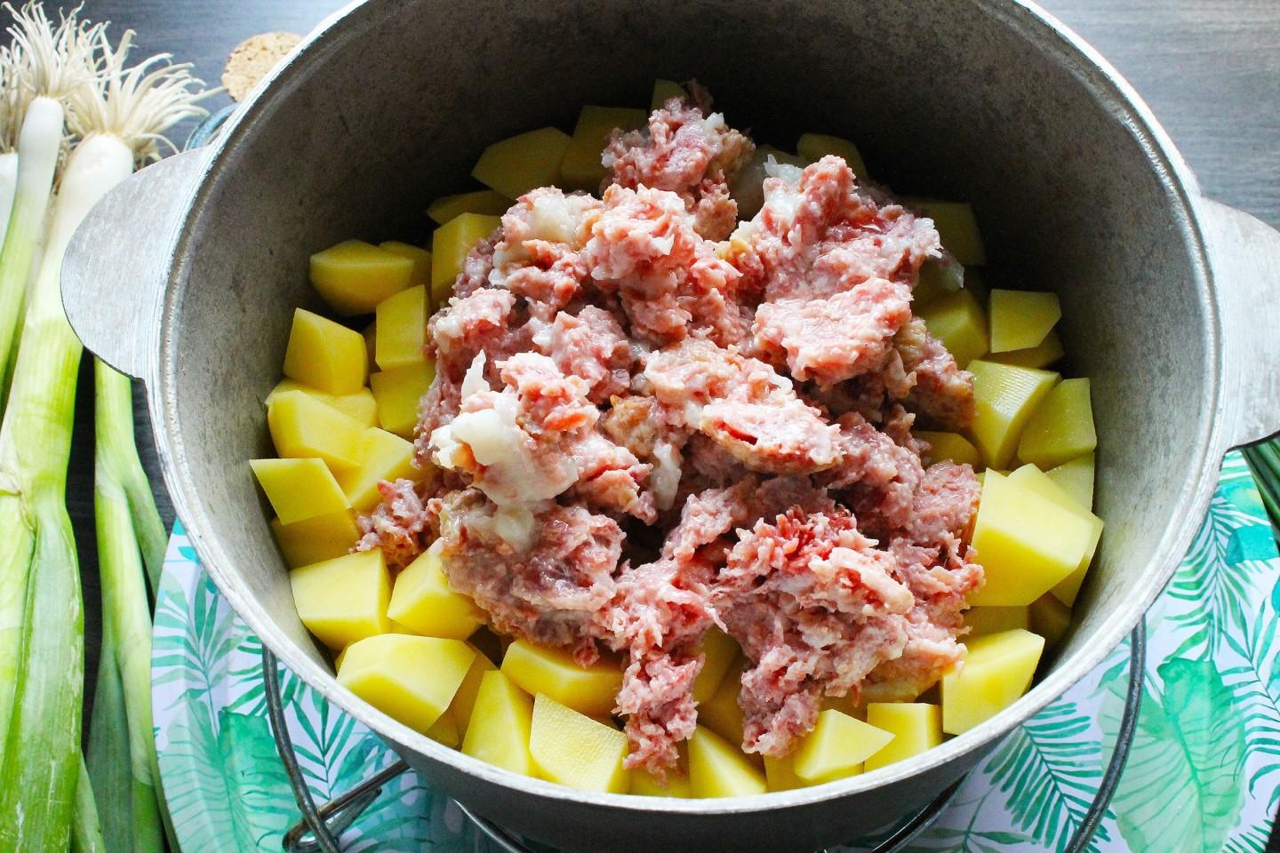 Шаг 8 приготовления Картошка с тушенкой в казане на плите